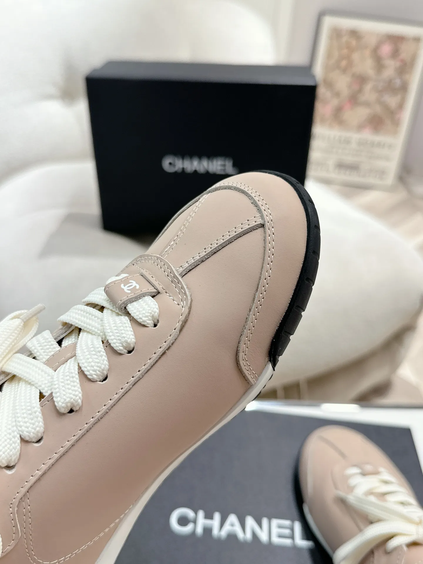 👟👟Ex-factory price 560👟👟 Chanel Grandma 2024 counter top casual sports shoes This classic design; the upper is electro-embroidered with a variety of techniques; the outsole is fashionable and sporty; it is unusual to incorporate a variety of color matching elements... The diversified mix and match is very good-looking and versatile, casual, fashionable, sports and outdoor can be taken into account... ꫛꫀꪝ Go➫ Material: ❶Upper is made of: Original imported high silk cow suede + small fragrance fabric ❷Inner lining: original imported breathable sheepskin lining ❸Outsole based on: original TPU combination outsole Special counter boutique packaging complete set for women 35–41